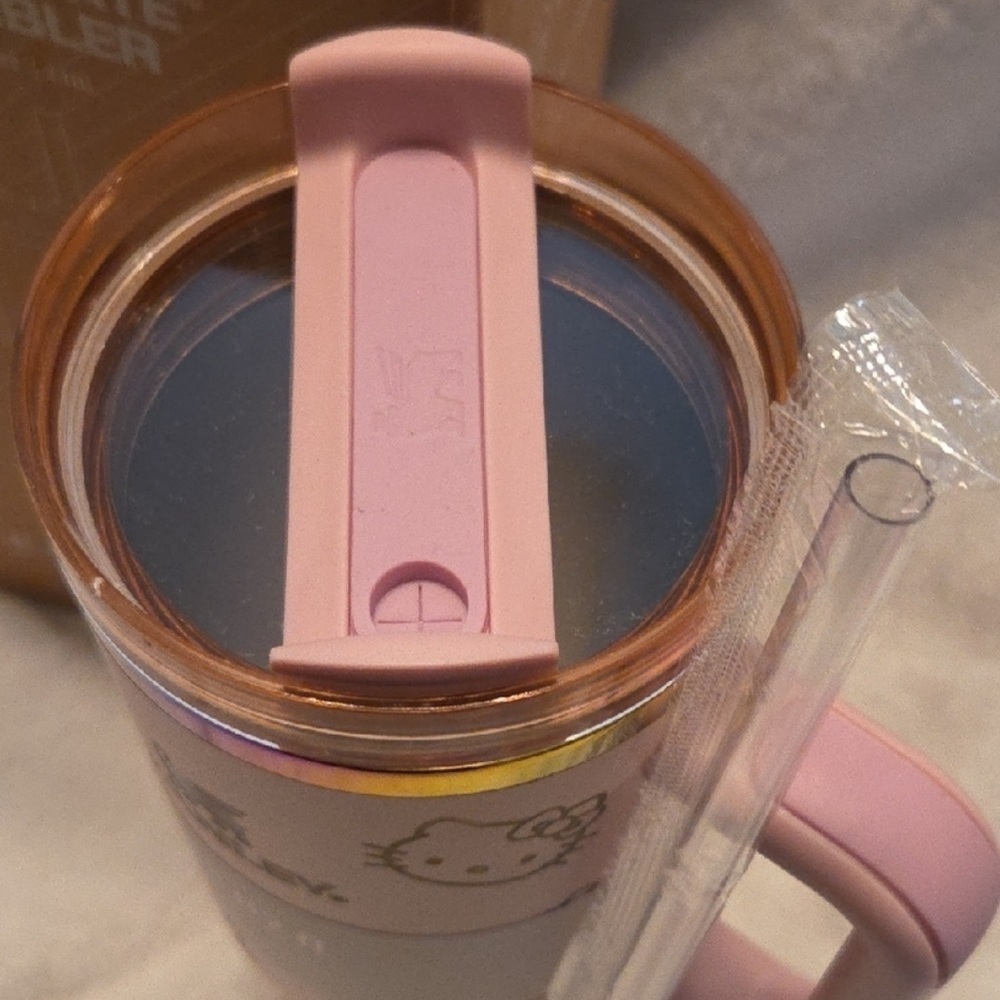Stanley NWB “Hello Kitty” Collab Pink and gold Tumbler with Handle and Straw! - Picture 3 of 4